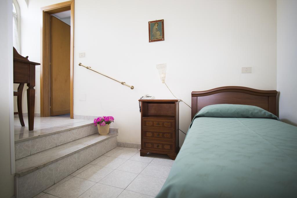 Domus San Vincenzo Bed and Breakfast Sant'Agnello Kamer foto